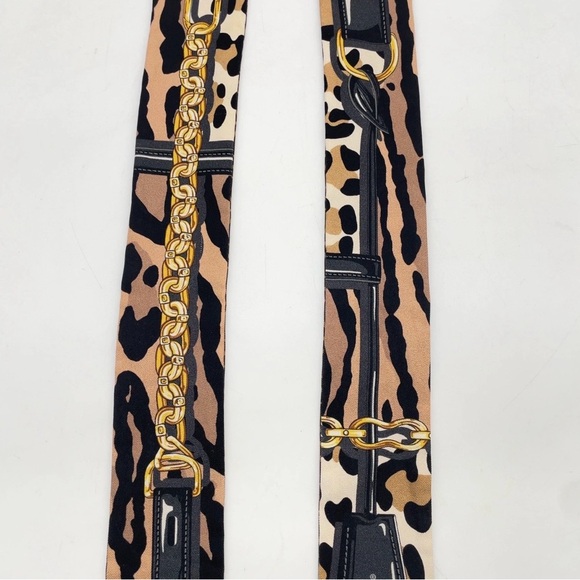 Auth LOUIS VUITTON Monogram
Leopard Print Silk Bandeau Scarf - Picture 6 of 16